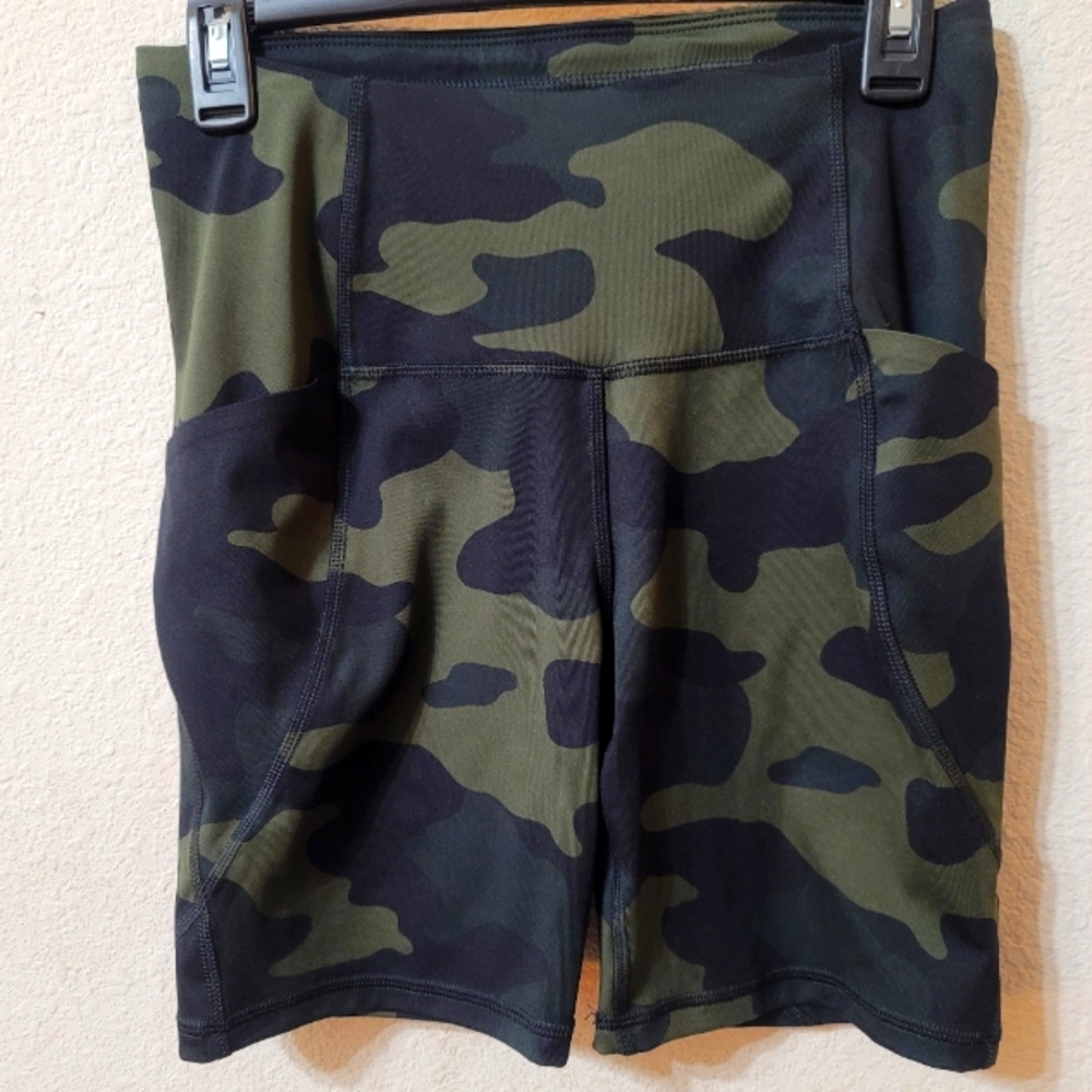 Camo Women's Workout Outdoors Shorts WITH SIDE POCKETS Size MEDIUM